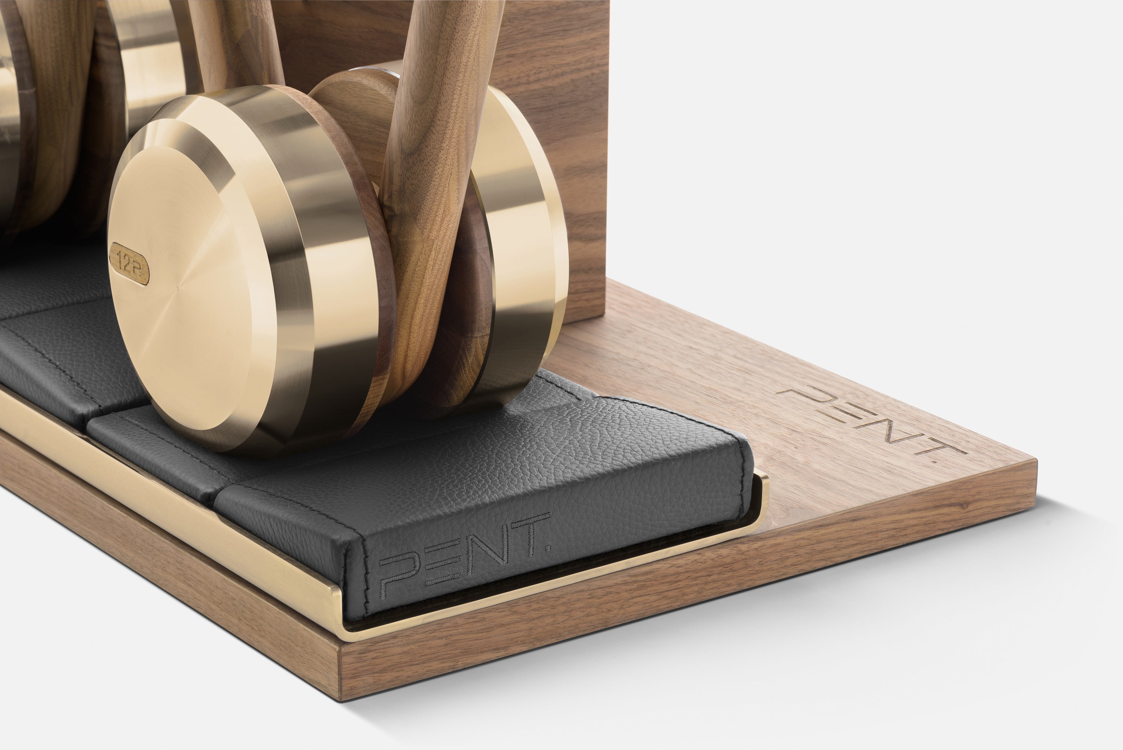 LOVA na drewnianym stojaku